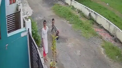 आरपीएफ आरक्षक व उसकी पत्नी की गुंडागर्दी आरक्षक की पत्नी ने पति के साथ मिलकर पड़ोसी को चाकू दिखाकर धमकाया, मामला दर्ज 9 Untitled 1 copy 2