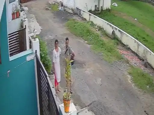 आरपीएफ आरक्षक व उसकी पत्नी की गुंडागर्दी आरक्षक की पत्नी ने पति के साथ मिलकर पड़ोसी को चाकू दिखाकर धमकाया, मामला दर्ज 1 Untitled 1 copy 2