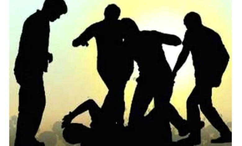 पेट्रोल पंप में तीन अज्ञात बदमाशों ने मचाया आतंक : बाइक सवार को दबोचकर की जमकर मारपीट 1 maar peet