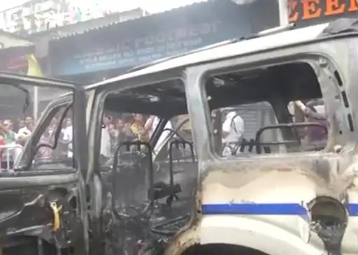 बंगाल में हिंसक हुआ नबन्ना चलो मार्च : कार्यकर्ताओं ने पुलिस की गाड़ी जलाई 1 nabbana 1663065002