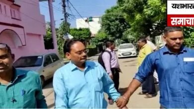 घूसखोर पटवारी पकड़ा:जमीन का नामांतरण करने के लिए मांग रहा था 10 हजार की रिश्वत, लोकायुक्त ने रंगे हाथों पकड़ा 9 12 4