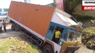 सड़क किनारे खड़े 10 पहिया ट्रक के ब्रेक फेल:नाले में समाया; नगर निगम का काम करने आया था; क्रेन की मदद से निकाला 7 16 4