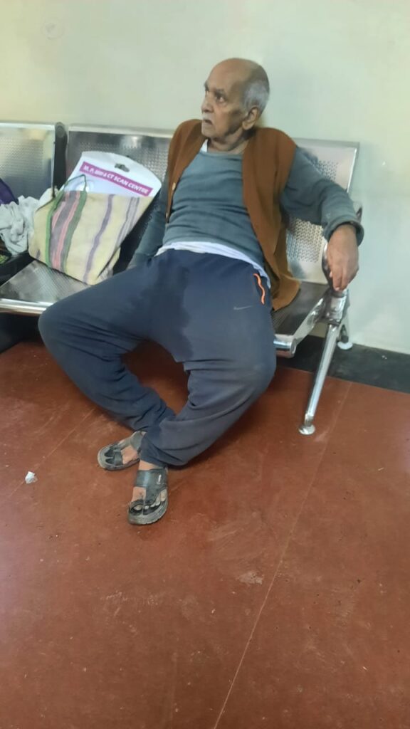 मेडिकल अस्पताल में किस काम की यूडीसी कंपनी: 75 साल के वृद्ध को नसीब नहीं हुई व्हीलचेयर 3 19 2