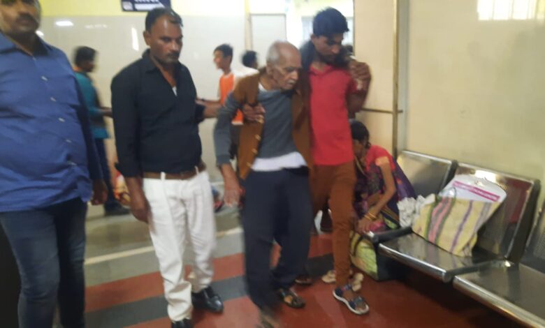 मेडिकल अस्पताल में किस काम की यूडीसी कंपनी: 75 साल के वृद्ध को नसीब नहीं हुई व्हीलचेयर 1 20 2