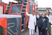 संस्कारधानी के लिए टर्न टेबल लैडर मशीन एक बड़ी सौगात अग्नि शमन विभाग के बेड़े में शामिल अत्याधुनिक टर्नटेबल लैडर बचाव वाहन का महापौर ने किया अवलोकन* 11 DSC 6907