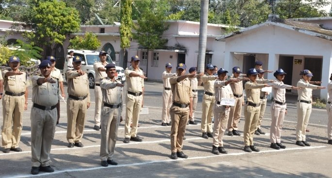 पुलिस ने मार्च पास्ट कर दिया राष्ट्रीय एकता का संदेश : कलेक्टर, एसपी ने दिलाई शपथ 2 IMG 20221031 120319
