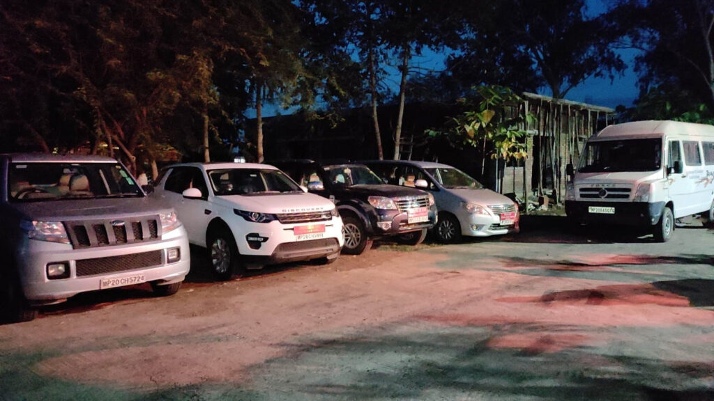 बिशप पीसी सिंह की 5 कार ईओब्ल्यू ने जप्त कीः स्कूल के पैसों से बिशप ने खरीदी थी डेढ़ करोड़ की कारें 2 Untitled 4 copy