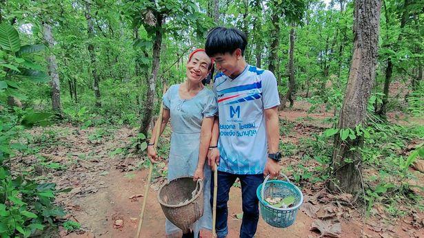 घर आते-जाते हुआ इश्क! 56 साल की महिला से 19 साल के लड़के ने की सगाई! 1 wuthichai chantaraj and janla namuangrak 3