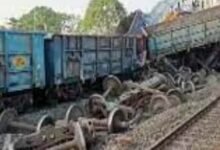 ट्रेन बेपटरी होकर प्लेटफॉर्म पर चढ़ी, हादसे में 3 लोगों की मौत, ट्रेन के डिब्बों के नीचे अन्य लोगों के फंसे की आशंका 11 8520