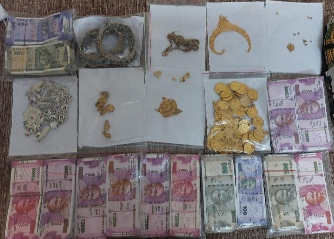 जबलपुर का नटवरलाल चढ़ा पुलिस के हत्थे : 70 हजार नगद, लाखों के जेवरात, नकली नोटों की गड्डियां, बाइक, चेक बुक जब्त 2 IMG 20221116 141721
