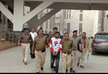 मेखला रिसोर्ट में युवती के हत्या करने वाले की कोर्ट में पेशी : पुलिस ने ली दो दिन की रिमांड, पुलिस वैन में बैठते वक्त हाथापाई ....देखें वीडियो... 10 IMG 20221119 154414
