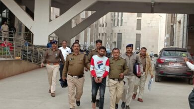 मेखला रिसोर्ट में युवती के हत्या करने वाले की कोर्ट में पेशी : पुलिस ने ली दो दिन की रिमांड, पुलिस वैन में बैठते वक्त हाथापाई ....देखें वीडियो... 9 IMG 20221119 154414