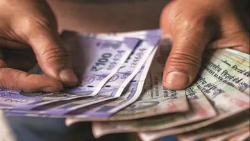 ओमती में 5 सटोरियों से 5 हजार रुपये, एक मोबाइल जब्त : दोनों सरगना मौेके से फरार 1 Rupee2 1