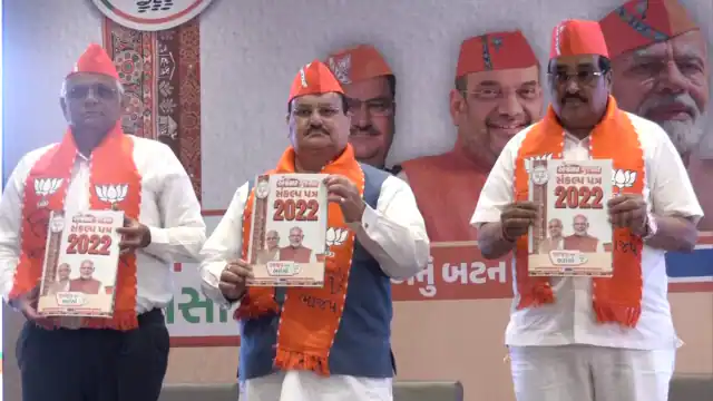गुजरात चुनाव : BJP का घोषणापत्र जारी, 20 लाख नौकरियां देने का वादा, छात्राओं को मुफ्त में इलेक्ट्रिक स्कूटी 1 bjp chief jp nadda releases manifesto for gujarat election 1669443343