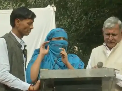 समधी को मंच पर चप्पल से पीटा : बेटी की लव मैरिज से खफा थी मां, श्रद्धा को इंसाफ दिलाने के लिए हुआ था कार्यक्रम 1 sdfsfdsfvs 1669713557