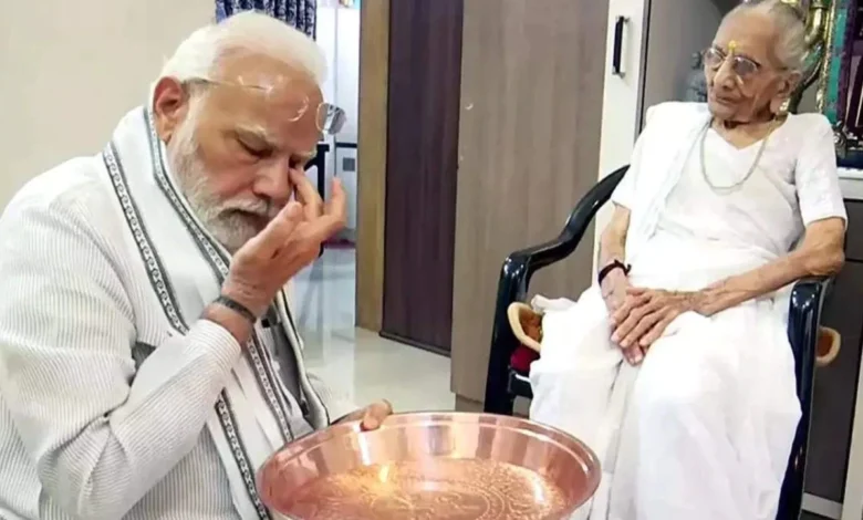 बीमार मां को देखने अस्पताल पहुंचे प्रधानमंत्री मोदी : राहुल ने कहा- मां और बेटे का प्यार अनमोल 1 1504936 pm modi mother health update
