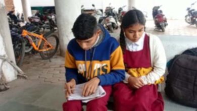 एसपी सर... पापा से परेशान हूं, मम्मी को चाकू अड़ाते है... घर बेचना चाहते हैं VIDEO : पिता की शिकायत लेकर एसपी ऑफिस पहुंचे भाई-बहन 6 32