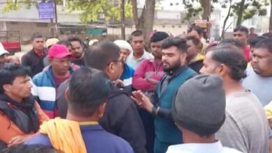 छोटी लाइन फाटक में कार्रवाई करने गए ननि अमले को अतिक्रमणकारियों ने घेरा : कहा- 20 साल से ठेला लगा रहे, आदेश की कॉपी दिखाएं.... 8 IMG 20221201 133006