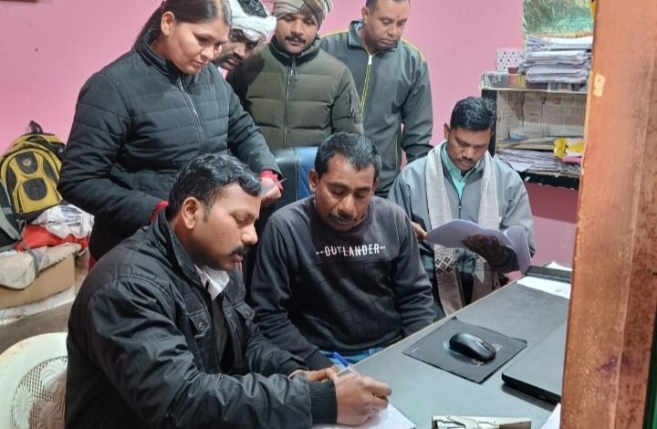 लोकायुक्त की कार्रवाई : पटवारी 5 हजार रुपये की रिश्वत लेते धराया, नामांतरण आदेश अपडेट करने के एवज में मांग रहा था रिश्वत 1 IMG 20221220 122012