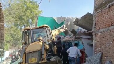 जबलपुर के कुख्यात माफियाओं के खिलाफ चला पुलिस प्रशासन का बुल्डोजर : अन्नू कनौजिया, अंकित, लतीफ कबाड़ी, राहुल कहार का दो मंजिला भवन जमीदोज 7 IMG 20221228 121543