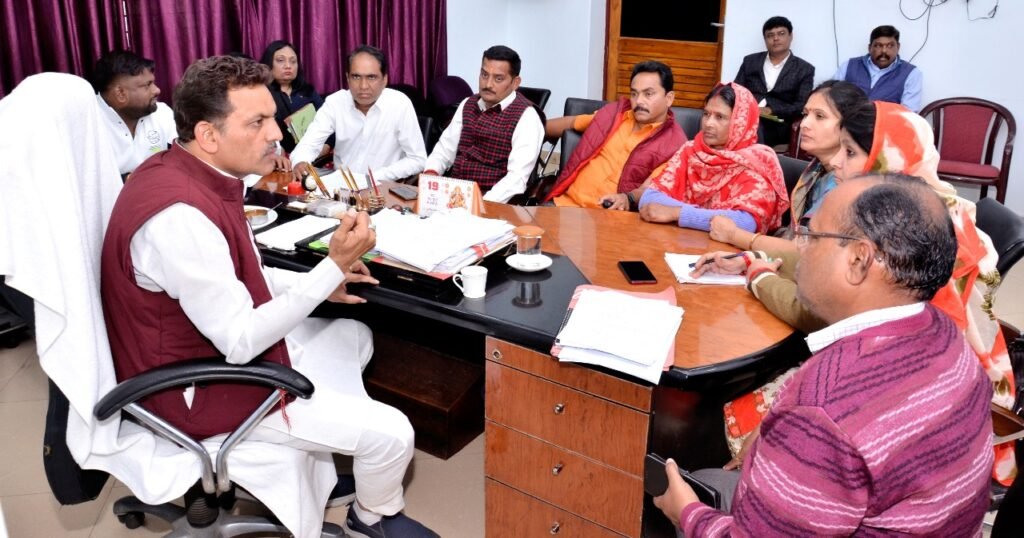 महापौर जगत बहादुर सिंह ‘‘अन्नू’’ ने की घोषणा 1 जनवरी 2023 से प्रत्येक नागरिकों को नगर निगम घर-घर पहुॅंचायेगा जन्म-मृत्यु प्रमाण-पत्र 2 WhatsApp Image 2022 12 19 at 19.28.50