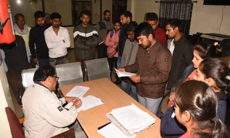 आरडीयू में कैसी सुरक्षा व्यवस्था, विद्यार्थियों के वाहनों से चोरी हो गए बैग और मोबाइल- म.प्र. छात्र संघ ने जताया विरोध, थाने में दर्ज कराई शिकायत 1 WhatsApp Image 2022 12 22 at 19.28.01