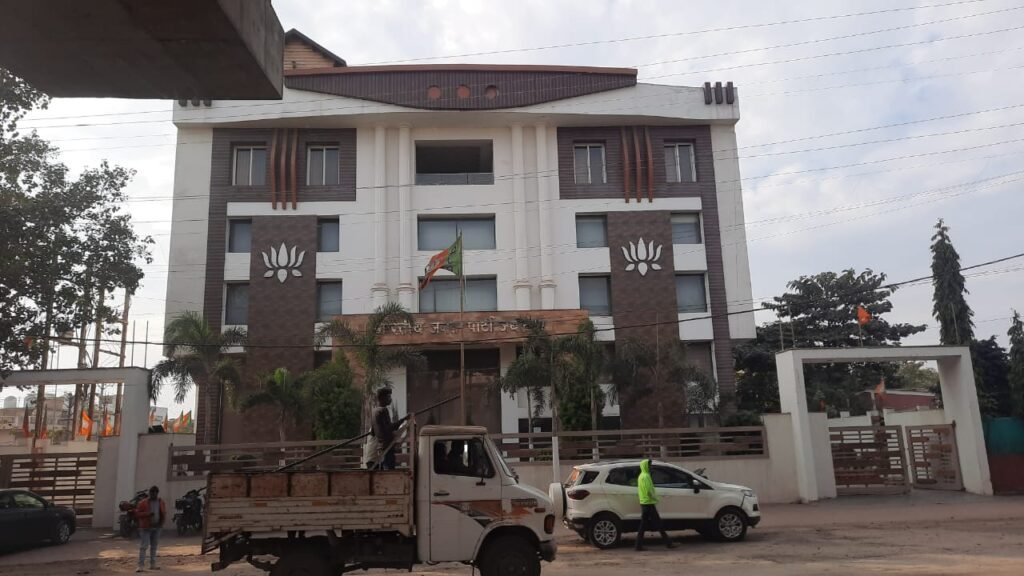 जबलपुर भाजपा कार्यालय के सामने युवक की भूख हड़ताल VEDEO : जाति प्रमाण पत्र के लिए , 12 बजे से भूख हड़ताल पर बैठा युवक 2 d2a660a3 a28b 476e ad62 f22b0c1a070b