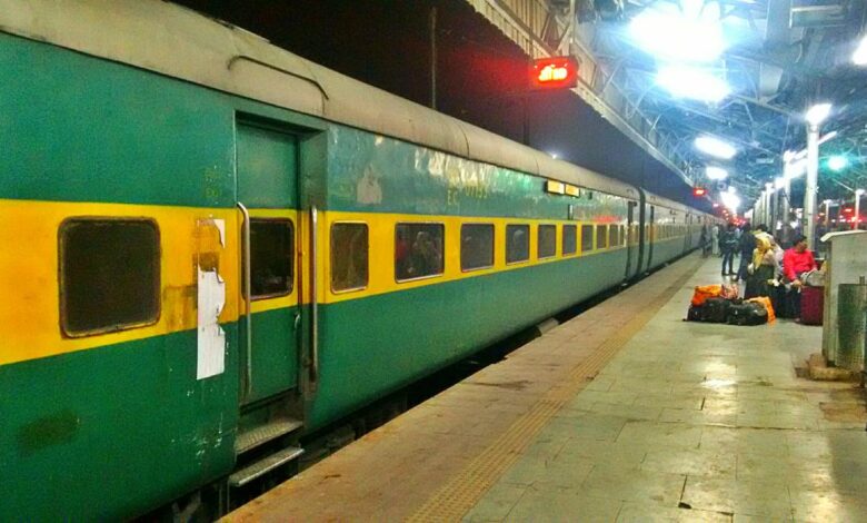गरीब रथ एक्सप्रेस से 9 लाख के जेवरात पार महिला ने घर जाकर देखा तो सूटकेस में नहीं मिला बॉक्स 1 garib rath express 1494498172 1