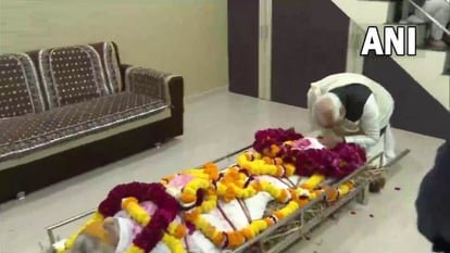 PM मोदी की मां हीराबा नहीं रहीं: मोदी कंधे पर मां की पार्थिव देह लेकर निकले, शव वाहन में बैठे; अंतिम यात्रा शुरू 1 pm modi mother demise 1672368849
