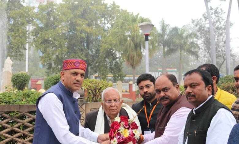 महापौर ने डॉक्टर डावर को सम्मानित कर कहा ये जबलपुर के गौरव है- 1 17 3