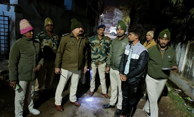 जबलपुर पुलिस की कॉम्बिंग गस्त : 176 गैर म्यादी एवं 291 गिरफ्तारी वारंटियों को दबोचा, चाकू और बका किए गए जब्त 1 23f9bb17 43a8 4dc5 b663 d74bfe9f38c5