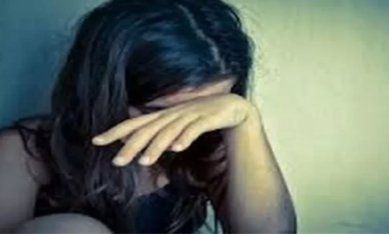 परिजनों से बिना बताए स्टेशन पहुंची नाबालिग बच्ची को आरपीएफ ने परिजनों के किया सुपुर्द 1 29 08 2022 ald rape with minor 23024560