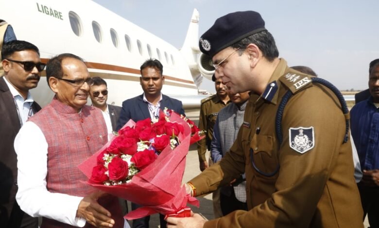 डुमना विमानतल पर सीएम का स्वागत : इंदिरा गांधी राष्ट्रीय जनजातीय विश्वविद्यालय लालपुर हुए रवाना 1 3c931f73 c5c4 4408 bbf2 0be62bc95dfd