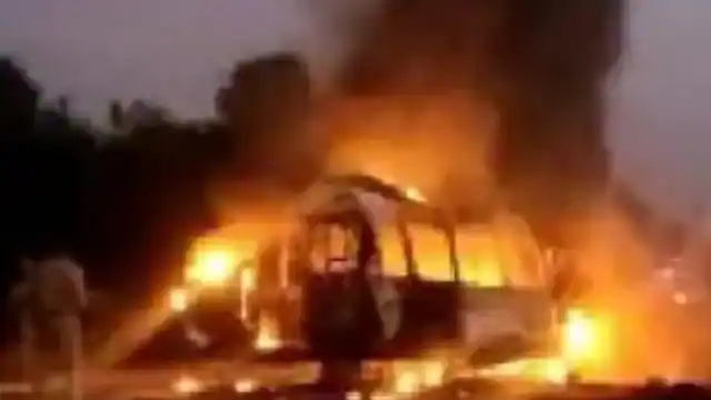 7वीं मंजिल पर आग, जिंदा जली बेटी : 25 मिनट तक बालकनी से बचाने के लिए चिल्लाती रही 1 guna bus fire 1636094447