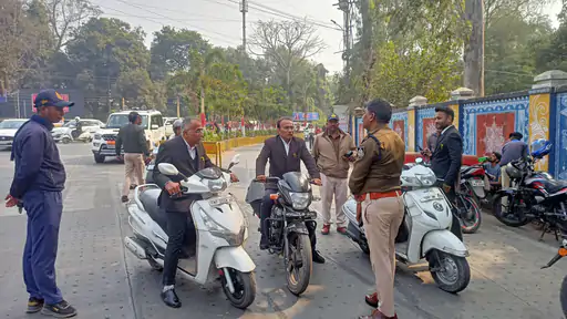 हेलमेट चैकिंग करने मैदान में उतरे एएसपी : वकीलों, स्टूडेंट्स की लगाई क्लास, बहस करने पर कहा- लोग गरिमा का ध्यान रखें और यातायाता नियमों का कड़ाई से करें पालन 1 img20230119130817 1674132681