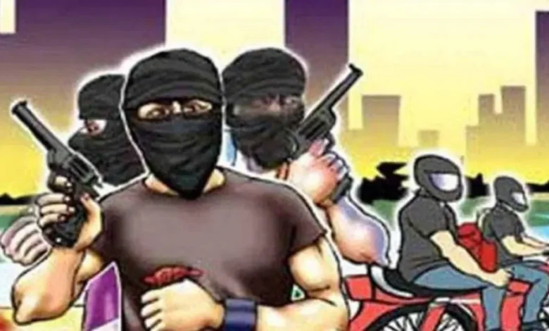 घमापुर में जीसीएफ महाप्रबंधक के साथ लूट : स्कूटी सवार लुटेरों ने बातों में उलझाकर छीन लिए रुपये, पुलिस ने आरोपियों को दबोचा 1 loot sixteen nine 1