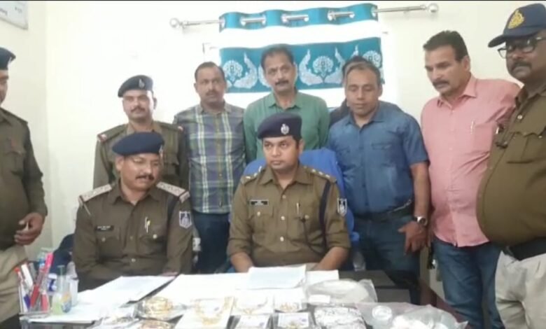 गोराबाजार चोरी का खुलासा : 13 लाख के जेवरात बरामद, 3 आरोपियों को पुलिस ने दबोचा, एक फरार 1 4eb25e2c a4bd 48e5 880e 1bece51963e5