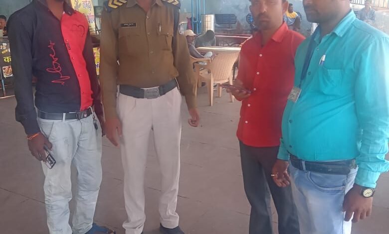 पति से हुआ विवाद जान देने पहुंची धुआंधार, आवाज सुनकर आरक्षक ने बचाई महिला की जान 1 af878978 1dc7 4ebc 8f30 9e81b2cfd6b8