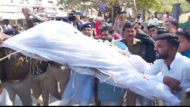 एनएसयूआई ने निकाली शव यात्रा : पुलिस से झड़प, अनेक कार्यकर्ताओं को हिरासत में लिया 7 b9ea188f 5963 41ab 86f7 d1e2861e5580