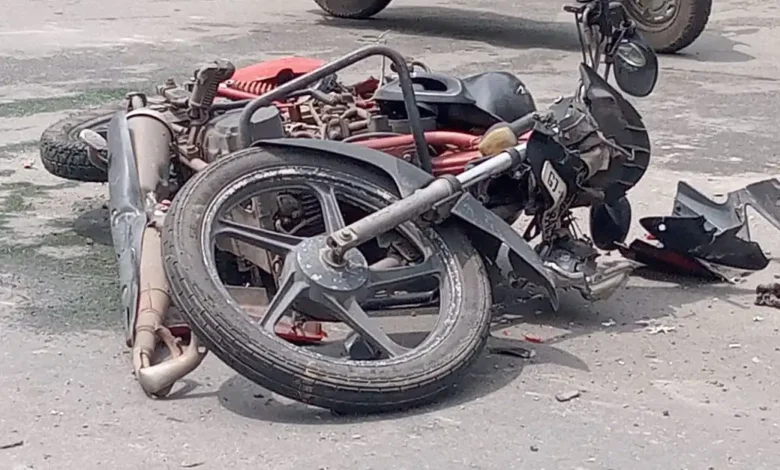हलवाई से तड़ीबाजी की डिमांड कर बाइक में की तोडफ़ोड़ : दोनों आरोपियों को पुलिस ने दबोचा 1 बाइक