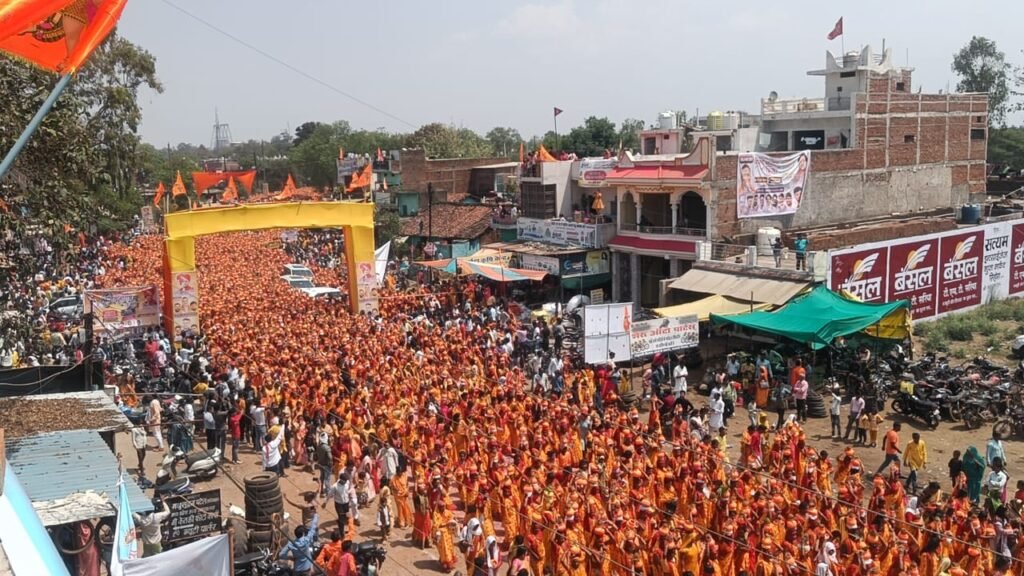 पनागर में बागेश्वर धाम सरकार की भागवत कथा: कलश यात्रा, जहां तक नजरें पहुंची वहां सिर्फ कलश लिए हुए दिखी मातृ शक्ति 2 12 2