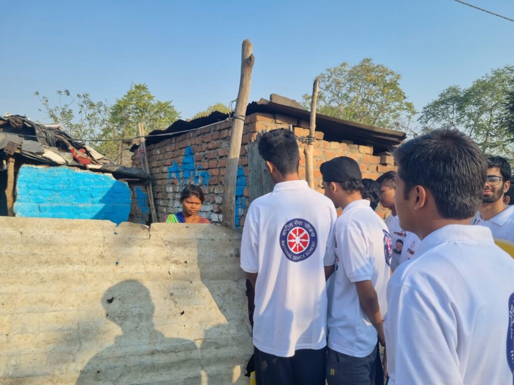 घर-घर जाकर संपर्क और सर्वेक्षण कर रहे हैं स्वयंसेवक 2 1ab5ec46 44d3 4a98 a3c2 5cd3ea2f4ec2