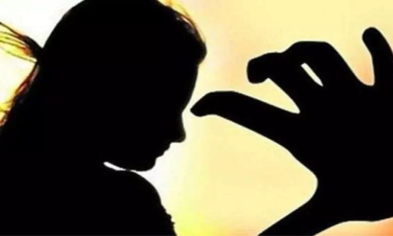 बीकॉम की छात्रा से शोहदे ने बीच किया प्यार का इजहार, कहा- उठा ले जाऊंगा, एफआईआर 1 22 05 2022 physically assaulted women 22734174