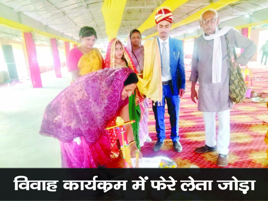 जबलपुर के जमुनिया में मुख्य मंत्री कन्या विवाह योजना में विवाद-VEDEO- विवाहित जोड़े को बेज्जत कर के भगाया, छीन ली सामग्री 3 30