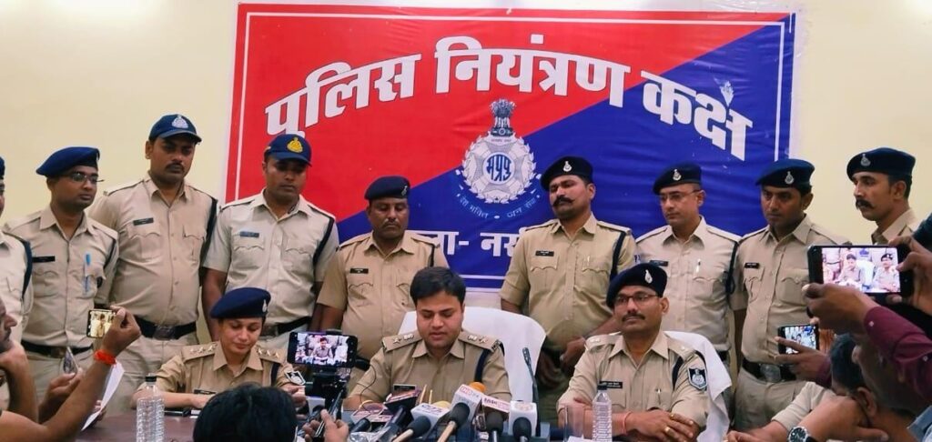 गाडरबारा केपरी गोल्ड लोन बैंक लूट का खुलासा : अंतर्राज्यीय गिरोह के 5 सदस्य गिरफ्तार,दो कट्टे, , पिस्टल, 38 कारतूस , कार जब्त 2 31fd2113 369a 47b3 a98b 6e432b11926f