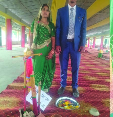 जबलपुर के जमुनिया में मुख्य मंत्री कन्या विवाह योजना में विवाद-VEDEO- विवाहित जोड़े को बेज्जत कर के भगाया, छीन ली सामग्री 1 34