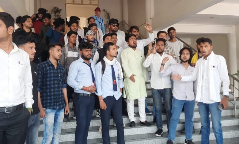 जबलपुर मेडिकल साइंस यूनिवर्सिटी अधिकारियों को मीडिया से परहेज: एमपी स्टूडेंट यूनियन के छात्रों से कहा अकेले में मिलो, छात्रों ने कहा ऐसा नहीं हो सकता 1 51ccaf7f 1513 4e9c 9655 b751bdcb0aa3