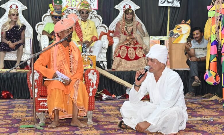 बरेला में मूर्ख सम्मेलन में लगे खूब ठहाके 1 70982de3 56d3 438d b59f 0067cb0f4d5e