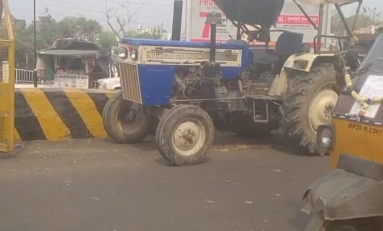 हेलमेट चैकिंग से बचने रॉग साइड में स्कूटी चला रही युवती को ट्रैक्टर चालक ने रौंदा : अस्पताल में भर्ती, हालत नाजुक 1 7d6a6949 568c 4f1d a60d 48e87ccc3ad6