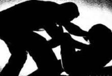 भोजन में देरी होने पर पत्नी के बाल पकड़कर पीटा : रोते हुए पीडि़ता पहुंची थाने, एफआईआर 10 download 5 3